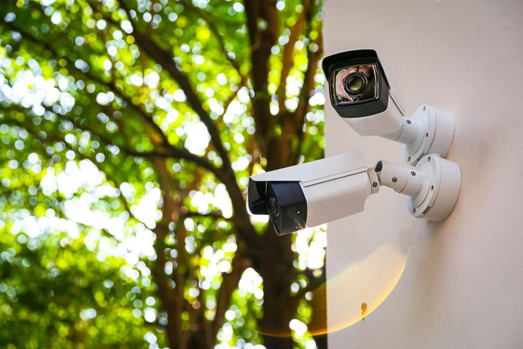 Photo d'une caméra de vidéo-surveillance vue sur l'extérieur